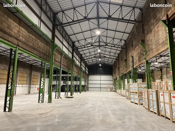 Entrepôt avec bureaux 2500m2 entièrement rénové
