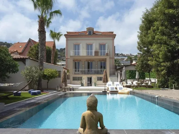 VALLAURIS – PROPRIÉTÉ BELLE ÉPOQUE, VUE MER ET ART DE VIVRE EN CŒUR DE VILLE