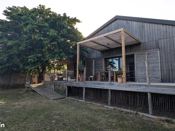 Charmante éco-villa en bois meublée