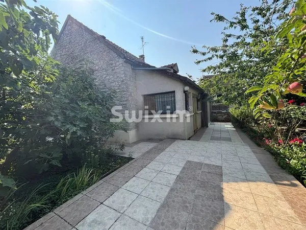 Maison familiale au milieu de son jardin