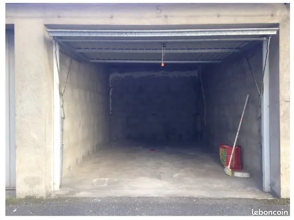 Garage 15 m carrés avec attache moto