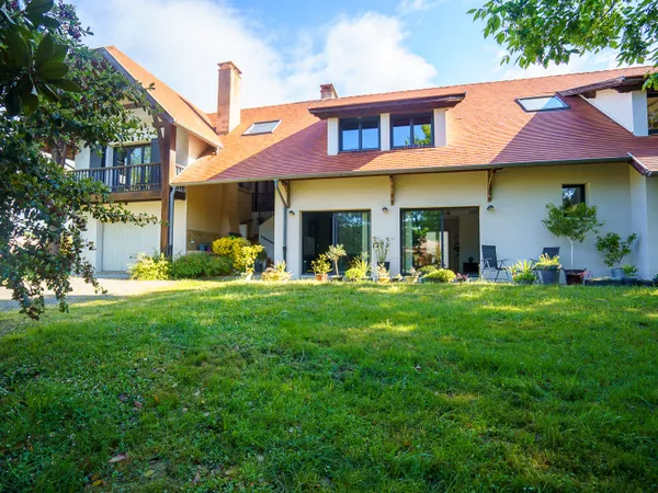 A VENDRE -ESTANTENS -Propriété atypique de plus de 290 m² avec 2 appartements T2 et terrain arboré ?