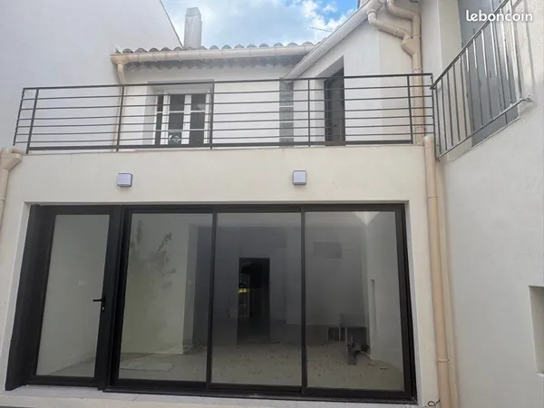 Pélissanne maison de ville entièrement rénovée avec cour et dépendance