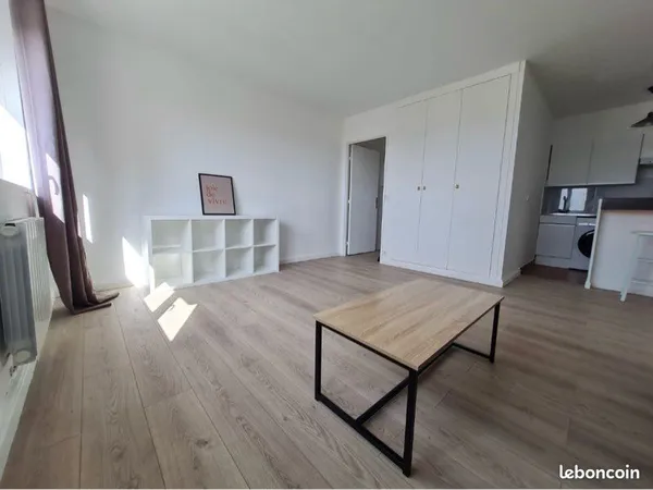 GRAND STUDIO MEUBLÉ 35 m² - CLICHY-LA-GARENNE / PORTE DE CLICHY