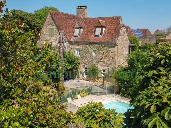 A 25 km à l'ouest de Sarlat et 7 km de St Cyprien