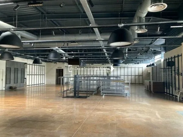 Local commercial 607 m²