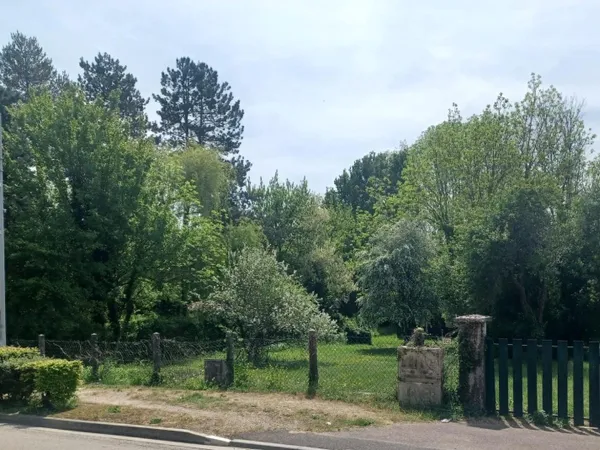 Terrain constructible clos et arboré.