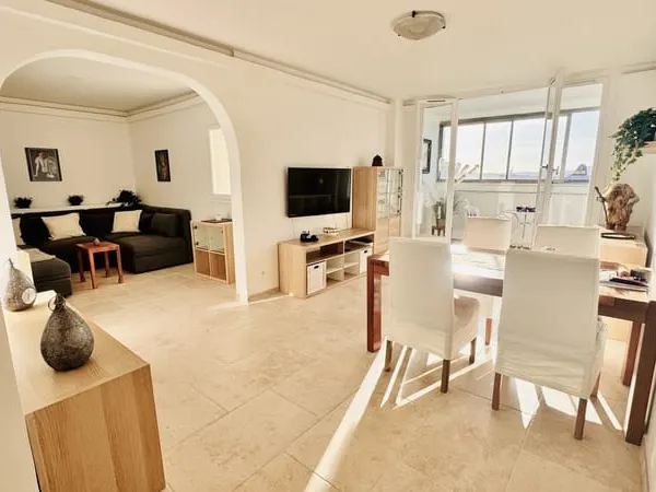 Bel appartement 4 chambres, rénové, extérieur et parking, proche du port et du Mourillon