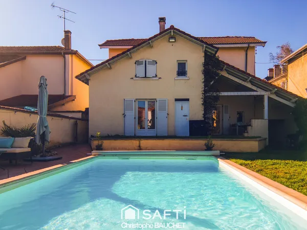 Maison bourgeoise à Bourg en Bresse avec piscine