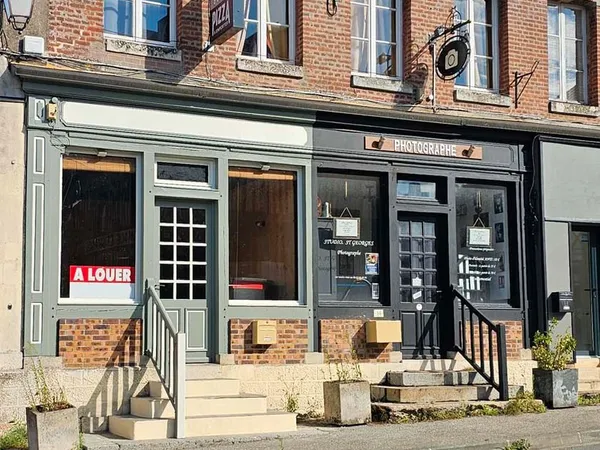 LOCAL 40 m², SANS REPRISE, Centre-Ville, emplacement de premier ordre, avec deux vitrines donnant di