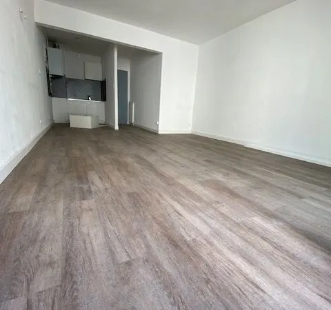 SETE : Centre ville-T2 50m² traversant avec 2 terrasses-Rénové-150 000
