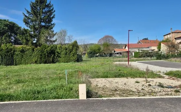 Terrain à bâtir à Saint-Uze (26240) - 66 000 € pour 707 m² en subdivision.