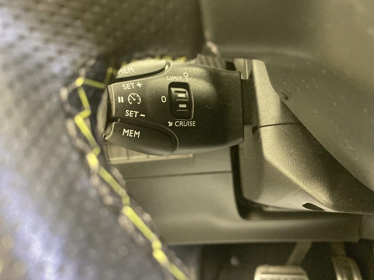 Peugeot 208 puretech 130 s&s eat8 gt — photo 18