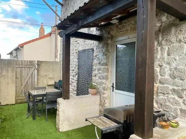 Petite maison avec terrasse