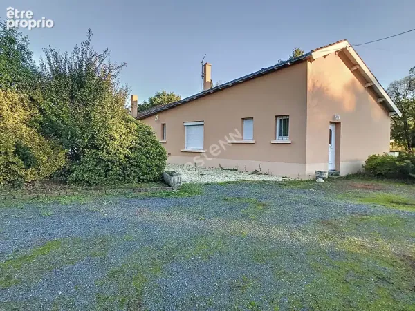 A Mouzillon, commune située à 28km au Sud Est de Nantes à 3km de l'axe N249 Nantes Cholet et 9km de 