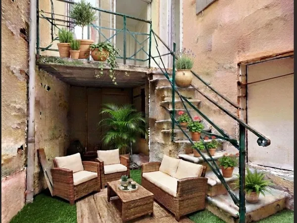 T2 LA GARE tout meublé avec terrasse et cour privatives