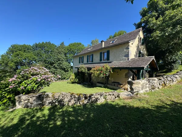 Vaste domaine de montagne, maison, gîte et granges