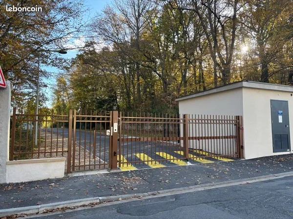 Place de parking à louer - Dammarie-les-Lys - 70 /mois