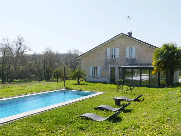 Ferme rénovée avec piscine et dépendances