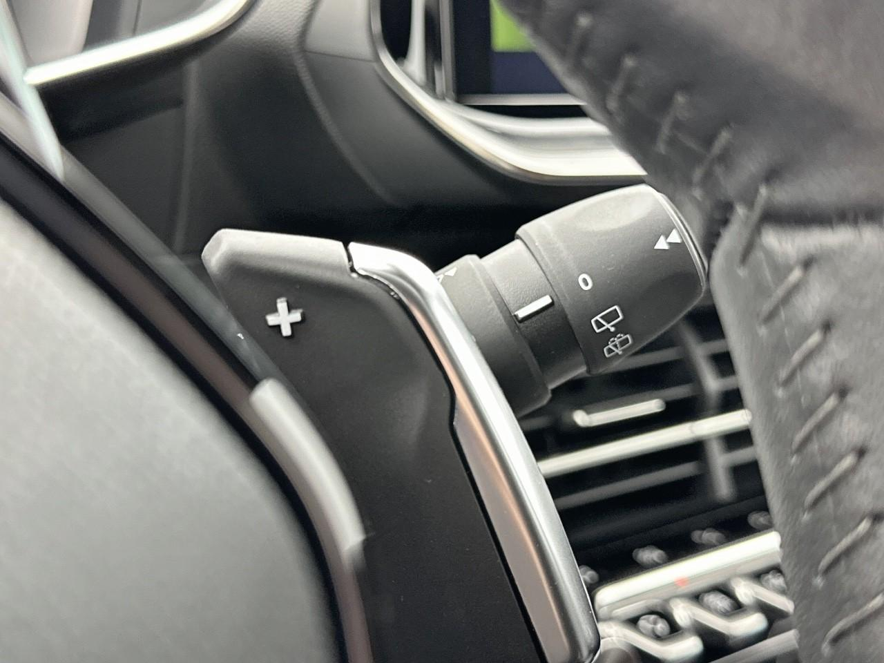 Peugeot 2008 puretech 130 s&s eat8 allure pack — photo 18