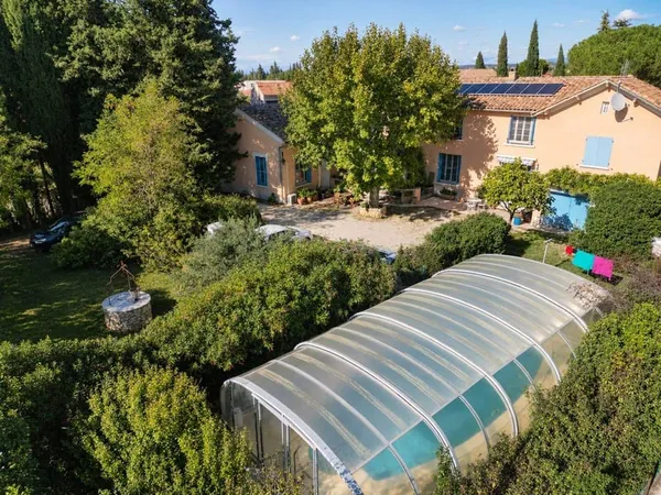 Maison 10 pièces 320 m²