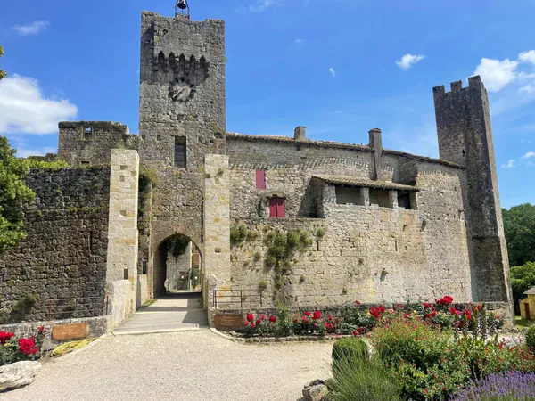 Château du XIII ème à restaurer situé dans le petit village fortifié de Larressingle