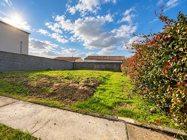 TERRAIN 610 m² AVEC DÉPENDANCES ET GARAGE