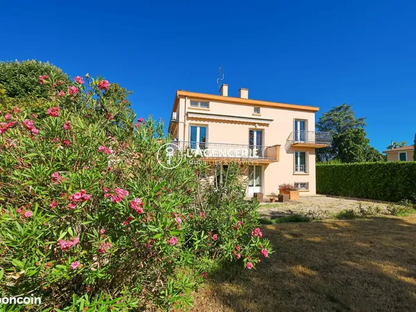 Propriété 7 pièces 200 m²