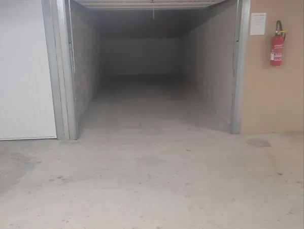 Grand garage à louer