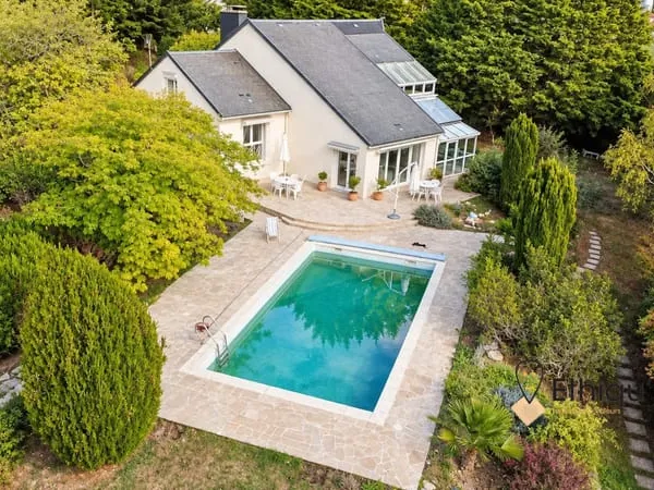 Unique maison d'architecte de 196 m2 sur vaste terrain sans vis-
