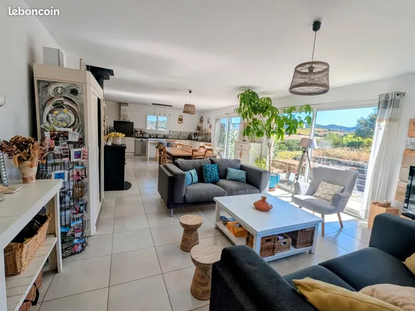 Villa plain-pied de 126 m² (DPE A) sur terrain de 855 m² avec piscine