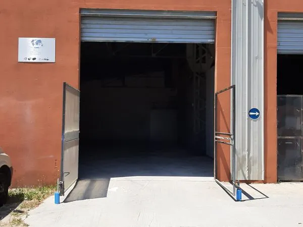 Local, hangar, dépôt, atelier, 140m²