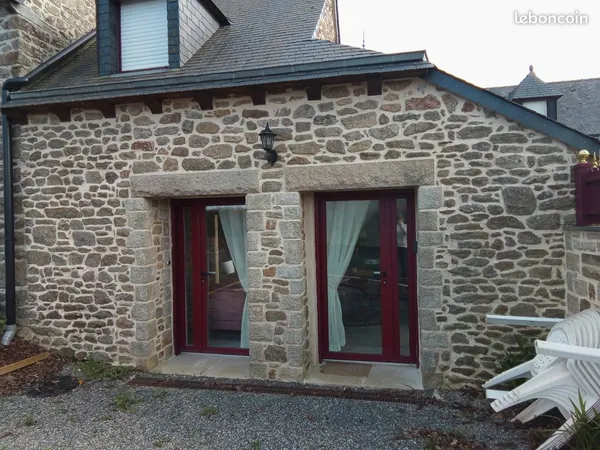 Jolie maison en pierre et bois dans longère mitoyenne
