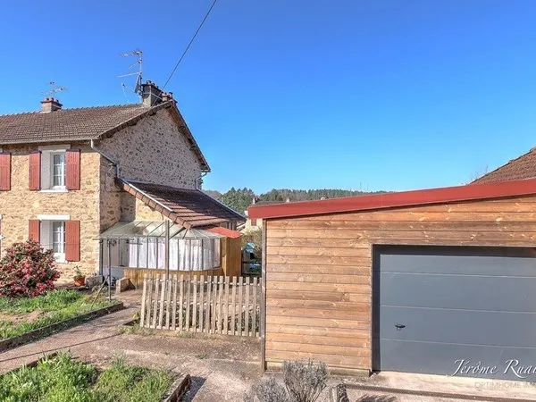 Maison en pierre avec jardin et garage