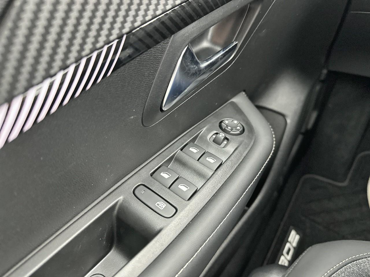 Peugeot 208 hybrid 110 ch e-dcs6 allure — photo 16