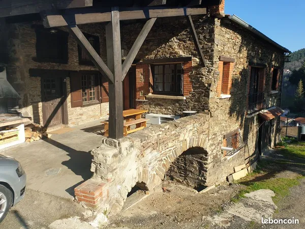 Appartement dans corps de ferme en pierre.