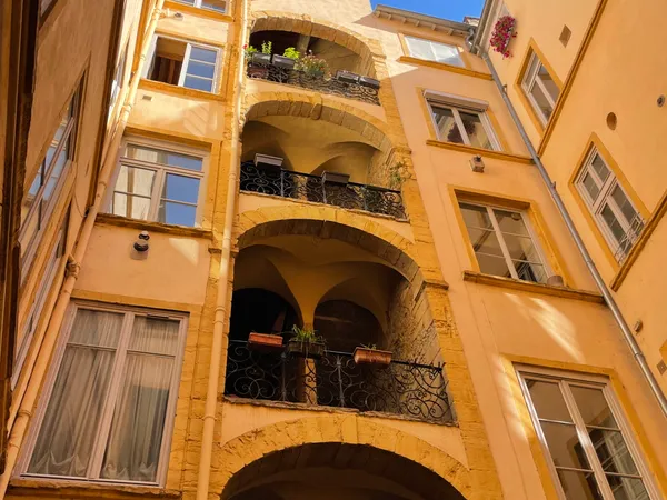 À Louer - LYON 1er DANS BEL IMMEUBLE T4 99m² € Lyon 1er - proche Saint-Nizier