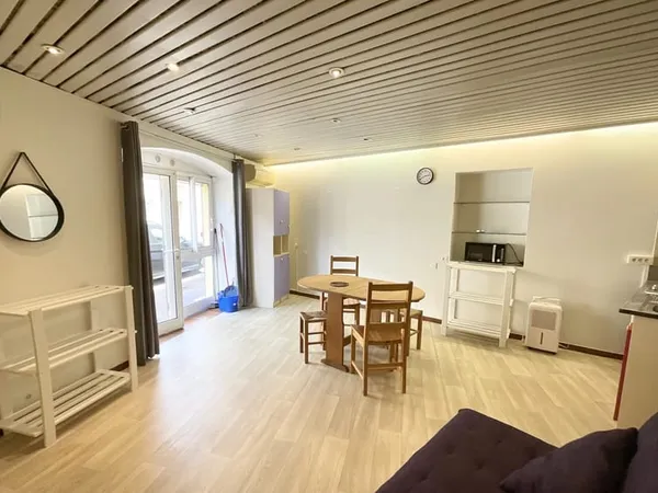 Montredon-Labessonié centre, studio meublé à louer.