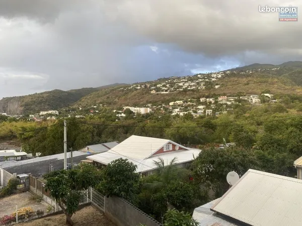 A vendre appartement T3 au centre ville de la Possession avec belle vue montagne