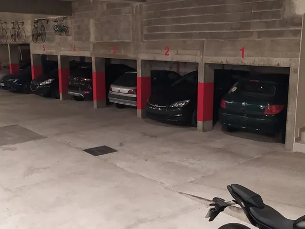 Garage fermé télécommande, place de stationnement 80 euros Quartier Alpes / Pont du Gât
