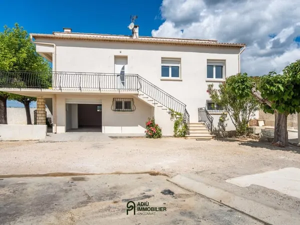 Maison rénovée entièrement avec piscine et grand garage