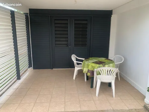 Location beau petit T2 meublé toutes charges comprises, à Moudong Baie-Mahault