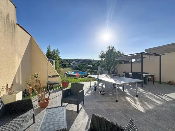 Maison familiale avec piscine chauffée, 4 chambres - très bon confort énergétique