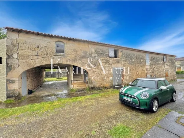 Beau potentiel pour cette bâtisse en pierre offrant au total plus de 378m2 de bâti