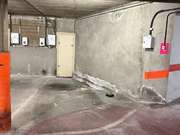 Place de parking avec borne électrique
