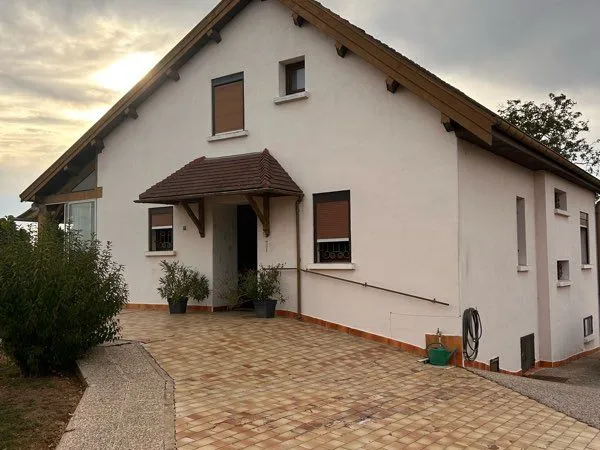 Maison familiale à vendre à Gray la Ville - Grand extérieur et terrasse