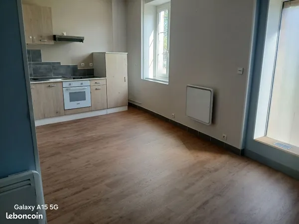 Appartement Location Lussac-les-Châteaux 2p 38m² 428€