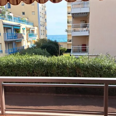 Location meublé Appartement studio avec balcon + garage fermé proche tout commerce