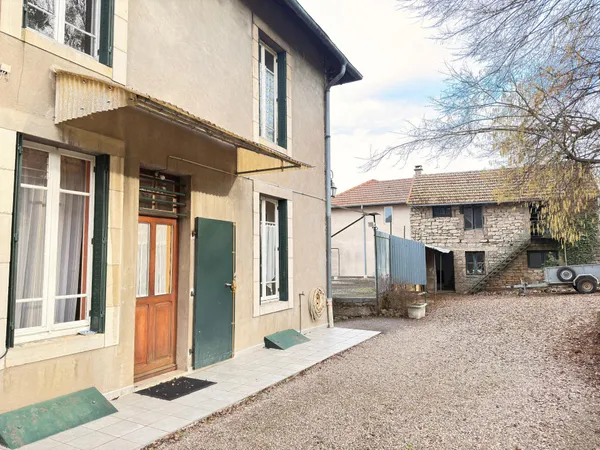 Maison de 115 m2, 3 ch, garage, dependance et terrain.