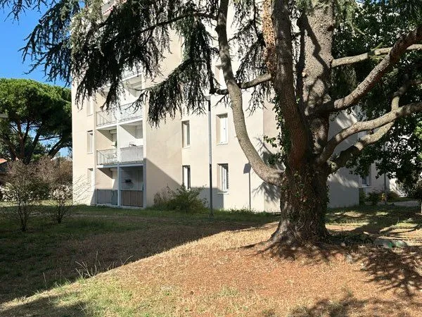 T2 rénové 54m2, grand balcon /parking /ascenceur